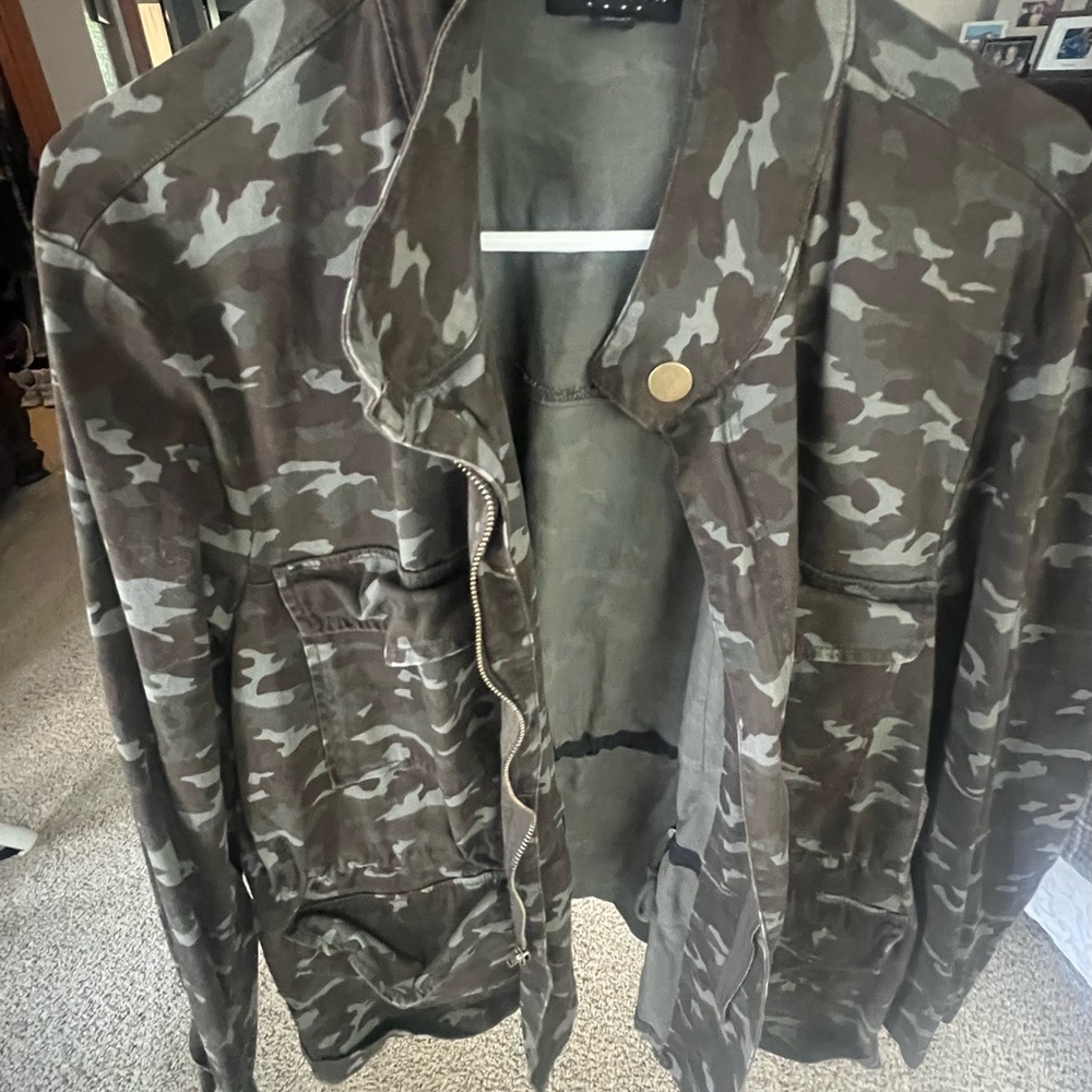 Super cute Bryant women’s camo jacket. Size 22/24. Fits like XXL